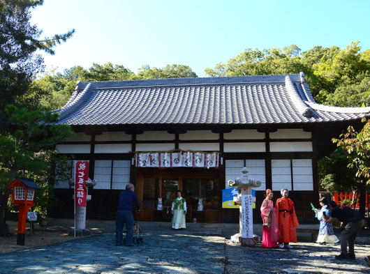 1-23.10.27 玉津島神社.万葉衣装-5.JPG