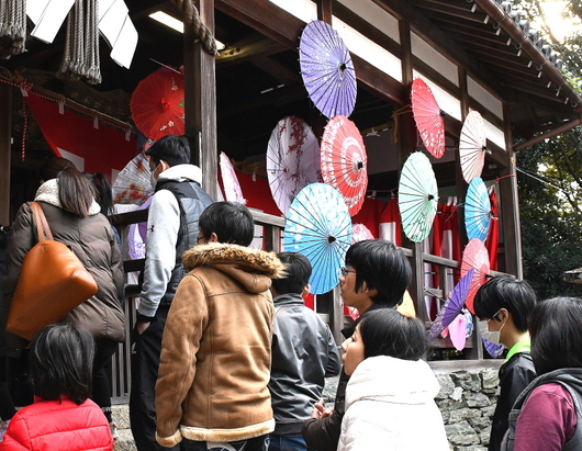 1-24.01.04 春日神社、新春和傘飾り-2.JPG